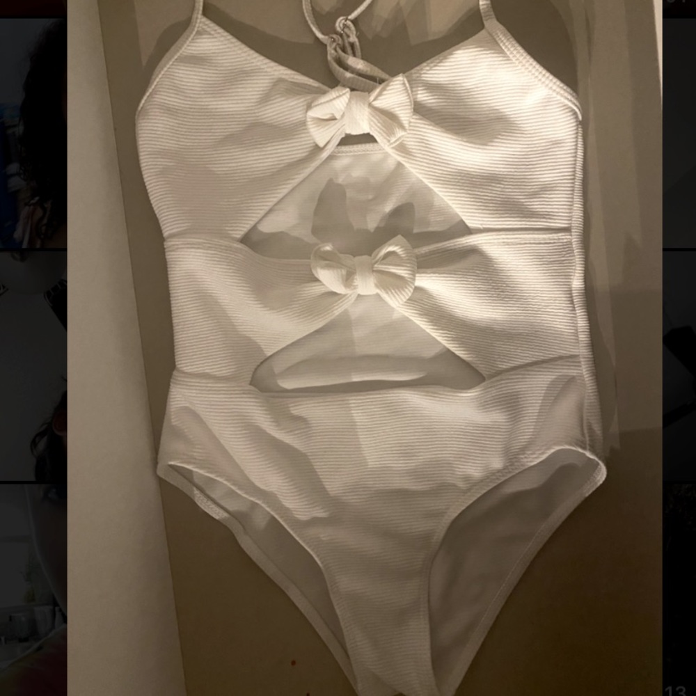 Hii, this is a bathing suit for kids 10-12, questions on size just text!🫶🏽🫶🏽
